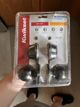 60891 Kwikset Satin Silver Keyed Entry Door Knob And Single Cylinder Deadbolt Set